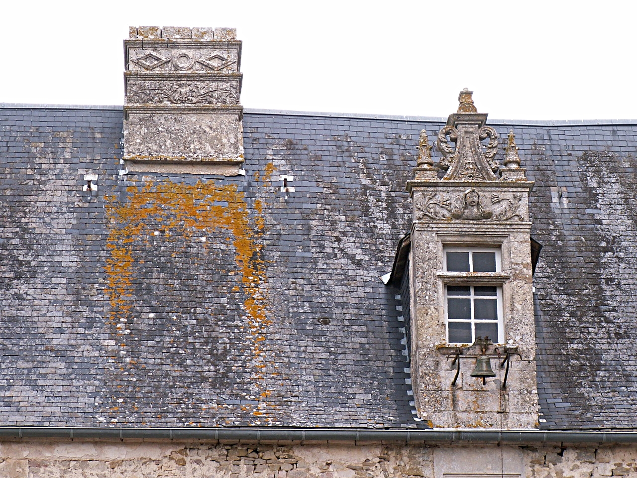 Lucarne à la cloche 16e s./Dormer window with bell 16th c. - Château de Saveilles ©photo-propriétaire