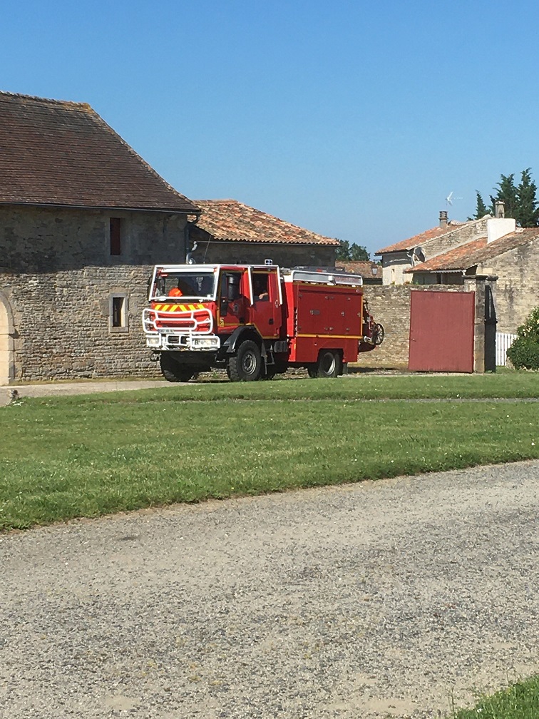 Les Pompiers de Villefagnan à l'œuvre - Château de Saveilles ©photo-Propriétaire