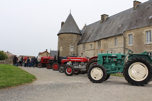 Tracteurs rétro Nord Charente - Château de Saveilles ©photo-Propriétaire