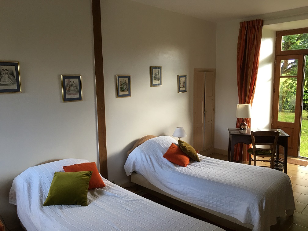 Chambre à 2 lits au rez-de-chaussée, depuis l'entrée dans la pièce
