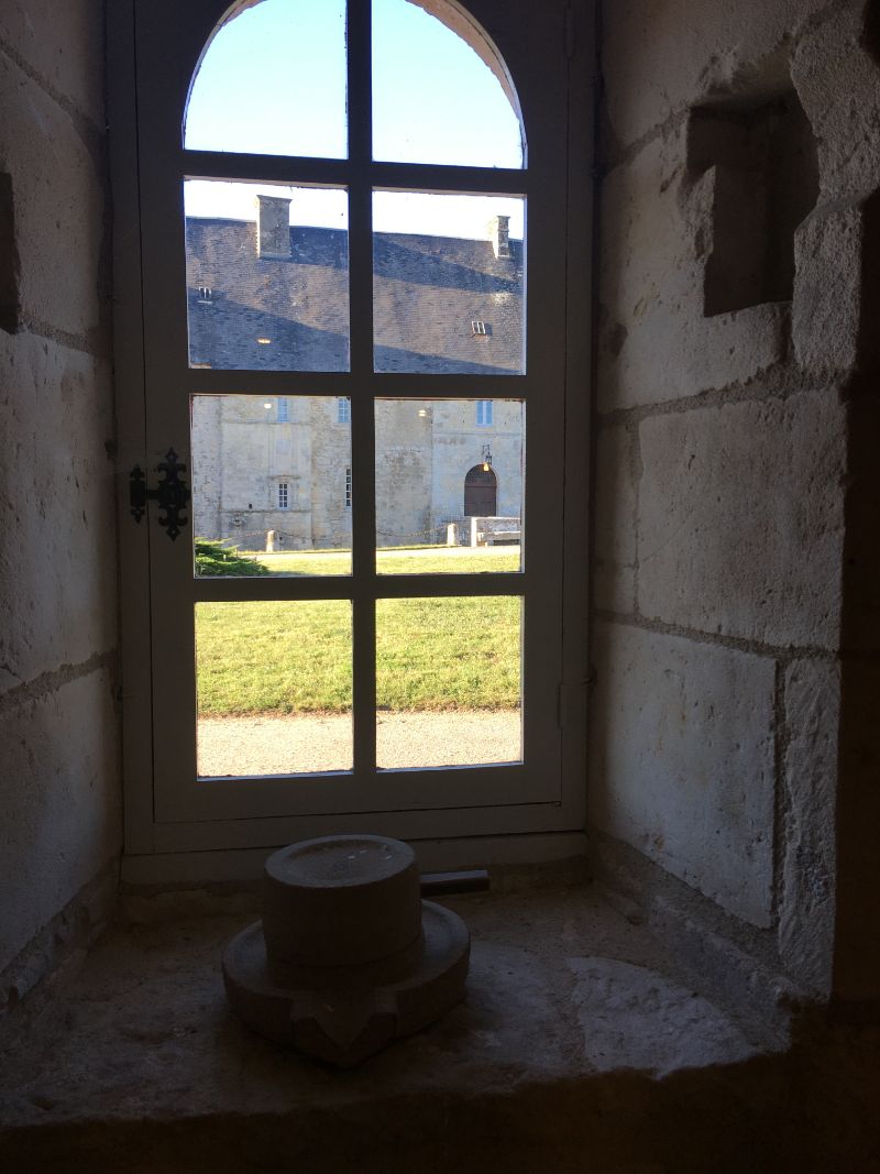 Salle de réunion - Fenêtre sur cour du château - Château de Saveilles