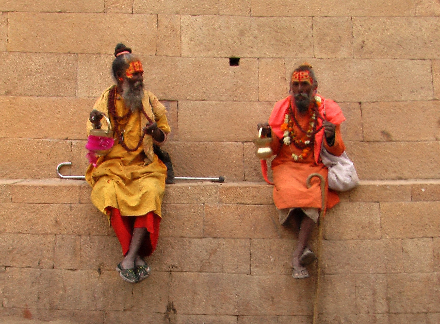 Deux prêtres sadhu.