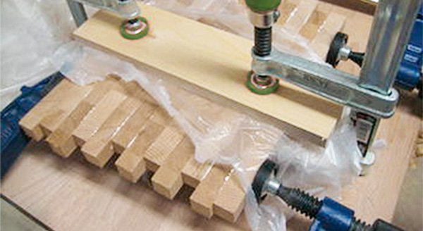 Verleimung der Holzstreifen zu einer Vollholz-Einheit