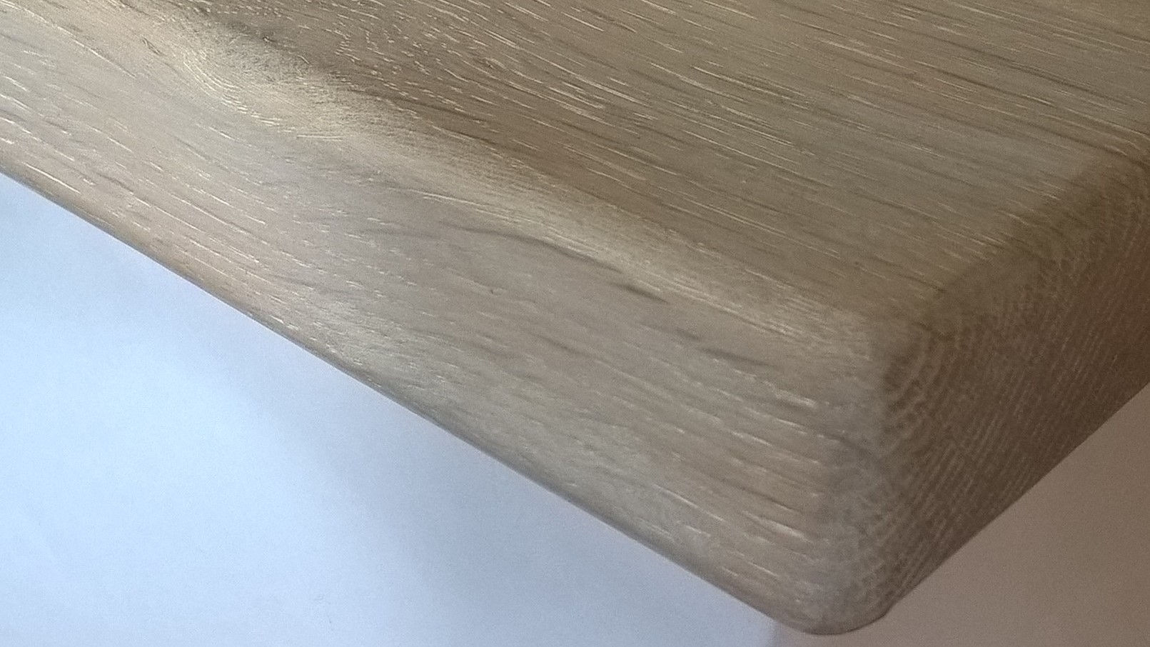 Öl oder Hartwachs? Entdecken Sie, welche Oberflächenbehandlung Ihre Holzfensterbank optimal schützt und dabei ihre natürliche Schönheit bewahrt.