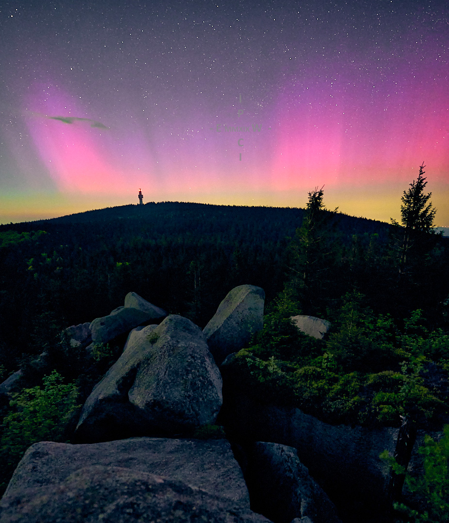 Aurora über den Felsen des Nußhardts am Schneeberg
