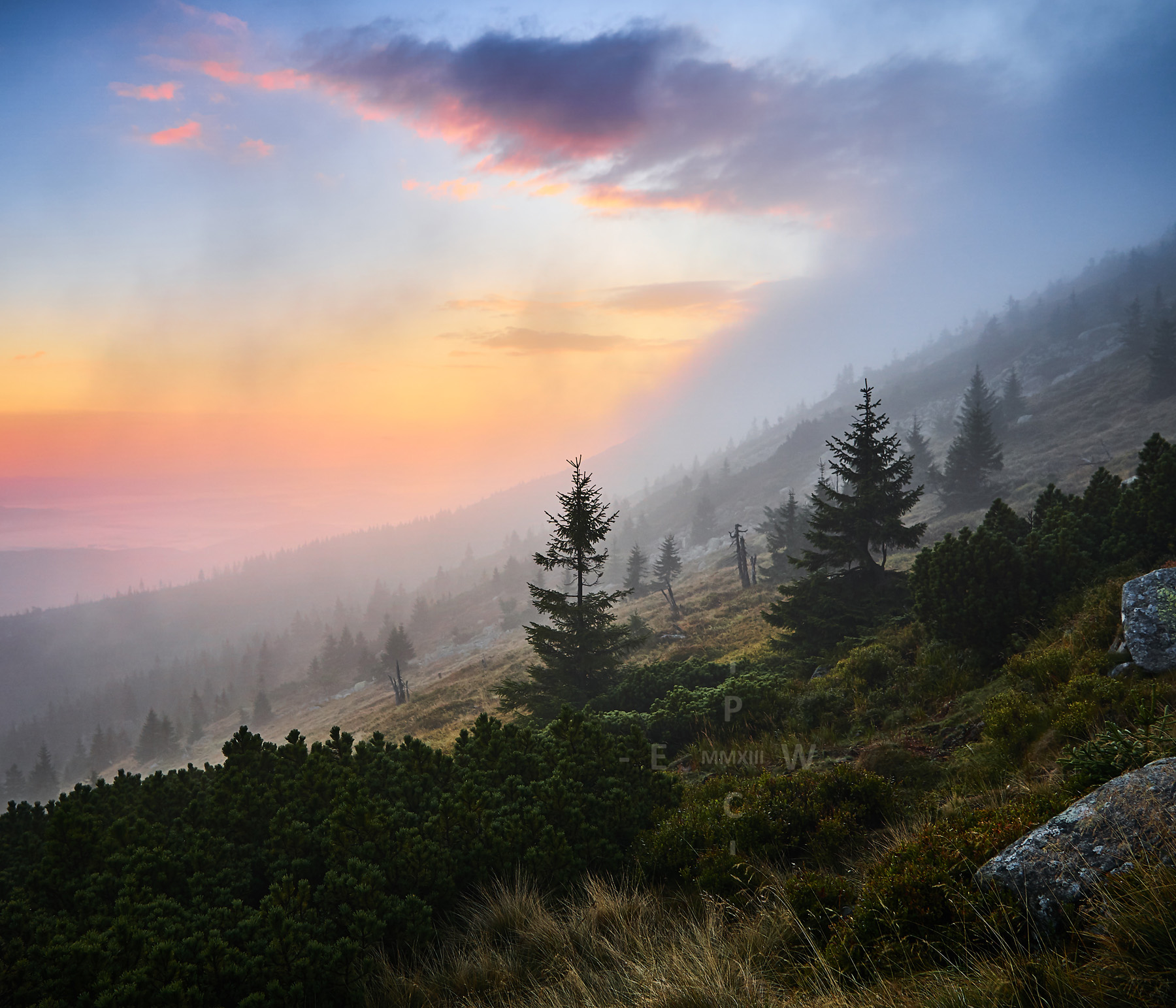 Morgenrot mit Nebel an den herbstlichen Hängen des Riesengebirges