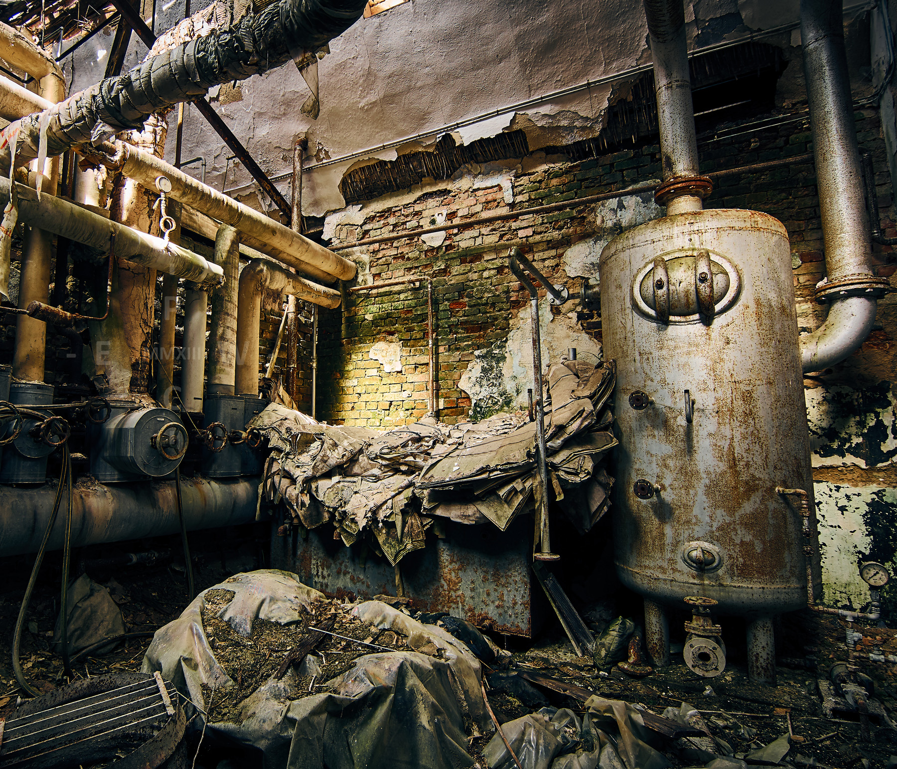 Morbider Heizungskeller im inneren eines Lost Places
