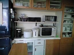 一般的な家電品と一緒に電子レンジが並んでいます
