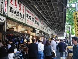 築地の場外市場 この雑踏と混み具合、ゴミゴミ感が魅了です