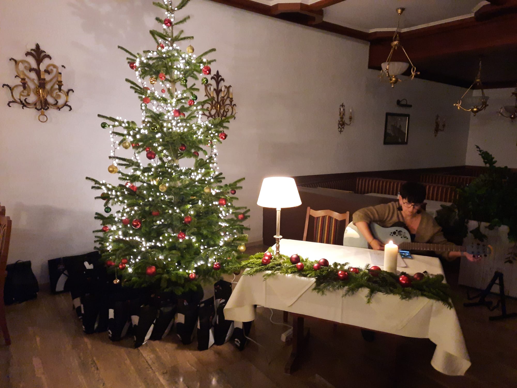 Gemütliche Weihnachtsfeier mit besinnlichen Gesang und Gedichten