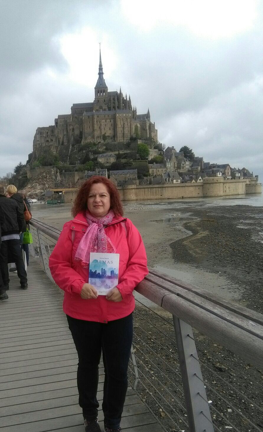 Carmen con su ejemplar de Almas, en Saint Michel.