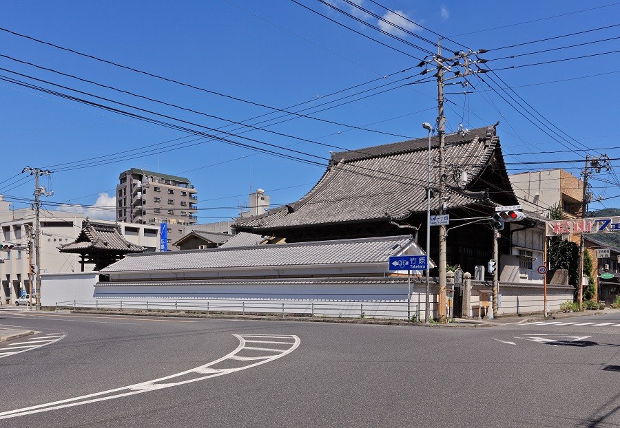 南西面外観（国道側）