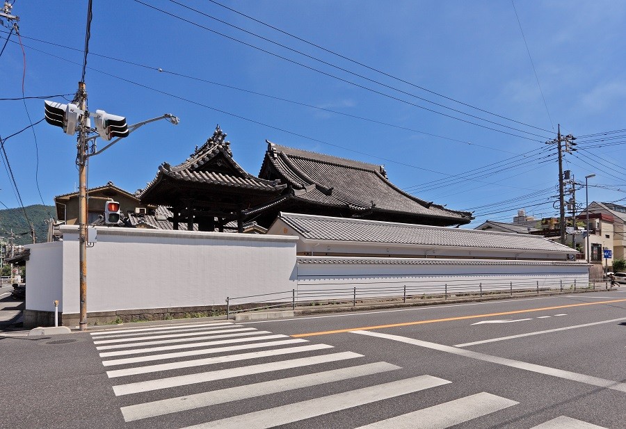 北西面外観（国道側）