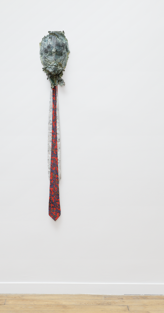 Masque 4, bronze patiné, cravate de soie, 37 x 20 x 12 (bronze) x 120 cm avec cravates grise et rouge, 2021.