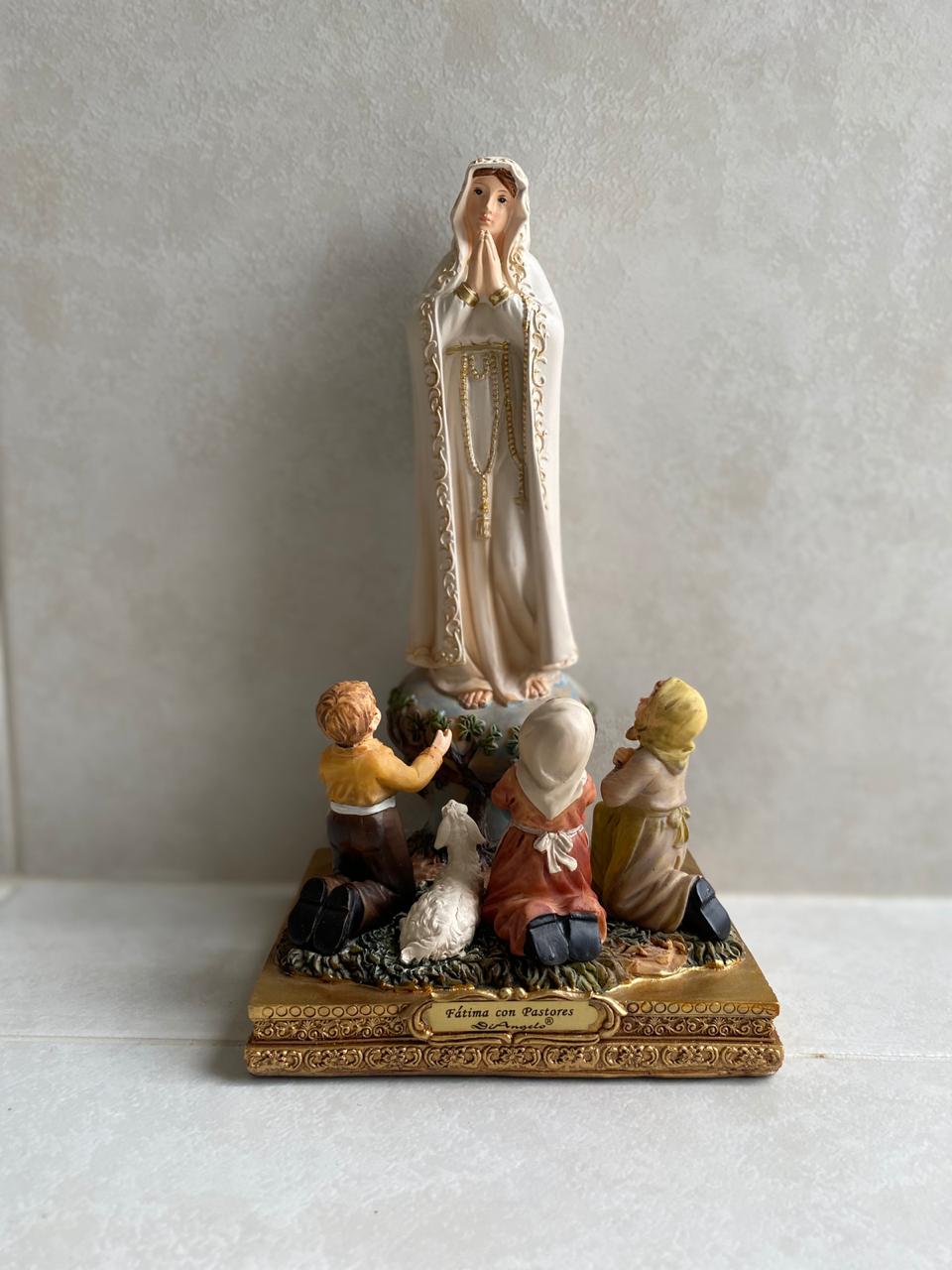 Nuestra Señora de Fátima con pastorcitos