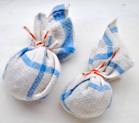 Salamibollen- in Stoffhüllen fertig verpackt für die Reifung im Aschebett oder an der Luft