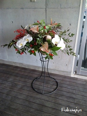 　花器にクバ笠を使用　　　　　　使用例：発表会や祝賀会などの受付装花として