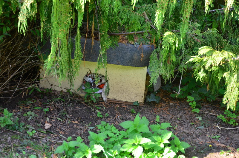 Diese Igelhäuser finden sich überall in dem riesengroßen Garten wieder