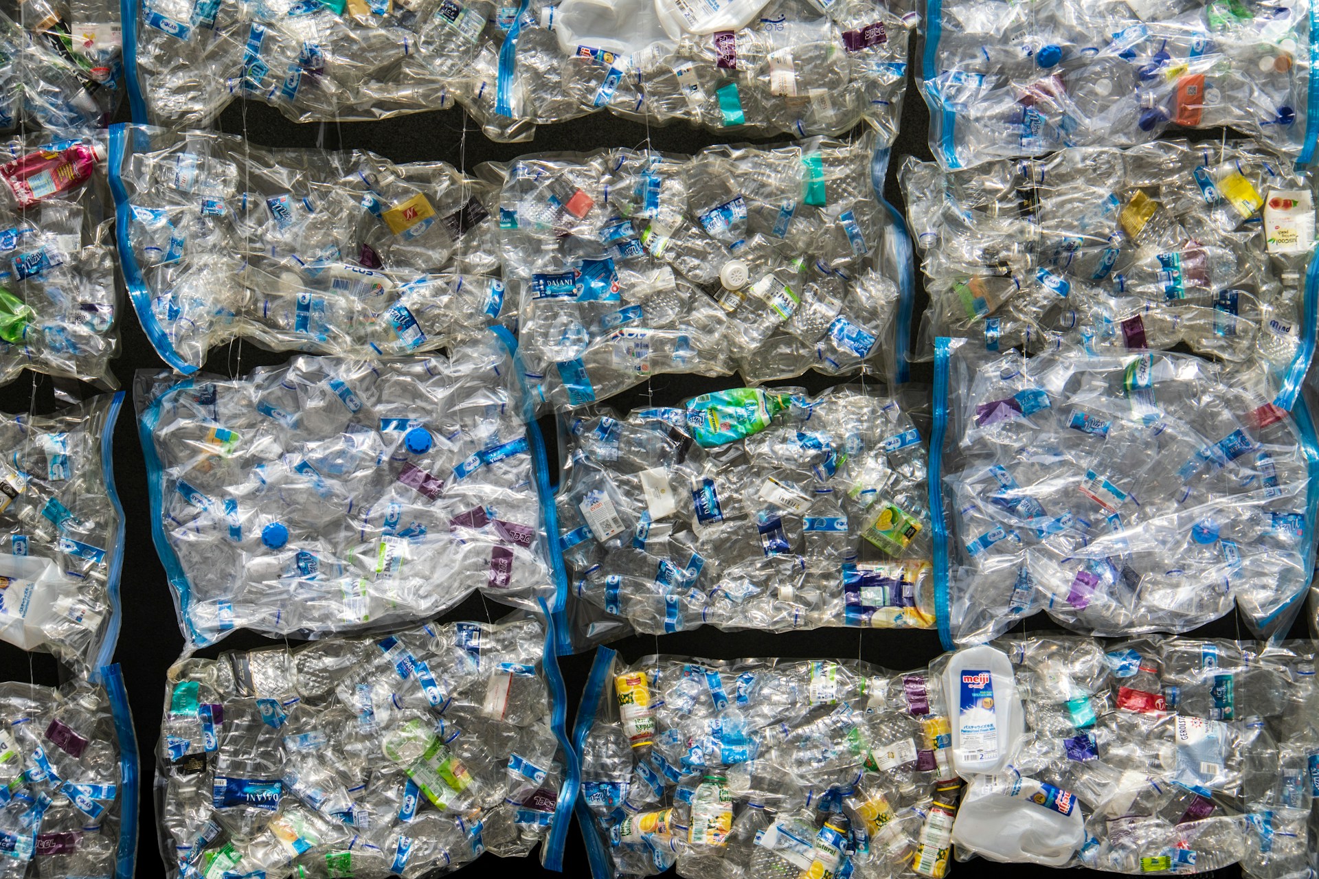 太陽の光でプラスチックを「お酢」に変える！ 捨てられるゴミを宝物に変える新しい魔法