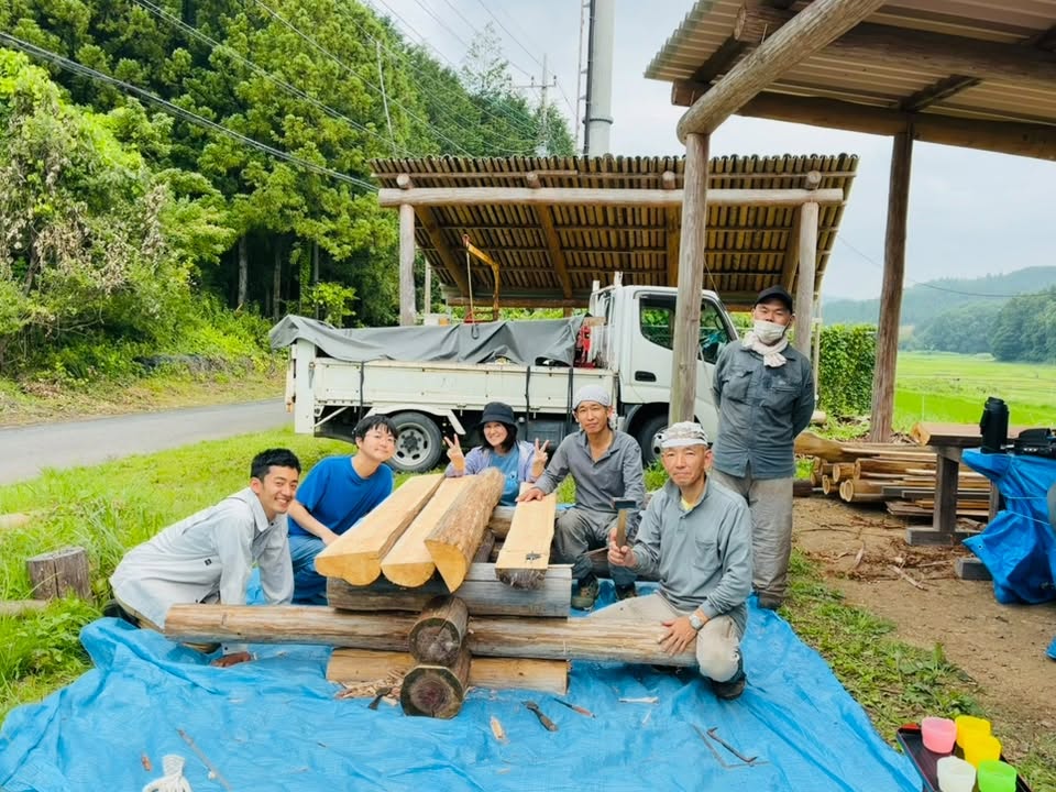 【事務局レポート】「大工の匠・山井忍氏ワークショップ」丸太テーブルの仕上げの巻