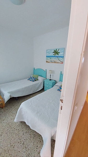 Schlafzimmer des Ferienapartments mit Pool für Familienurlaub am Strand in Los Christianos auf teneriffa
