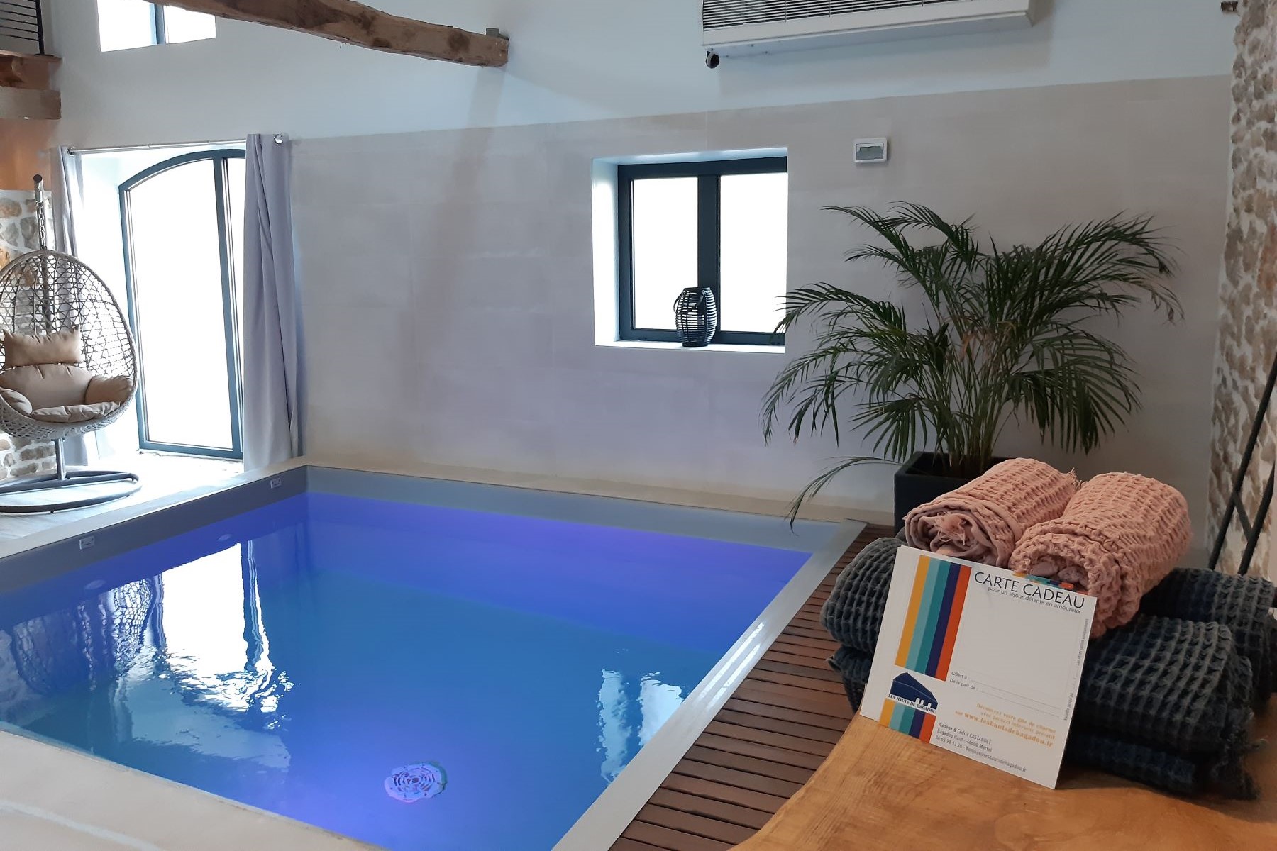 Une carte cadeau pour une nuit romantique dans une love room avec spa privatif : le cadeau parfait !
