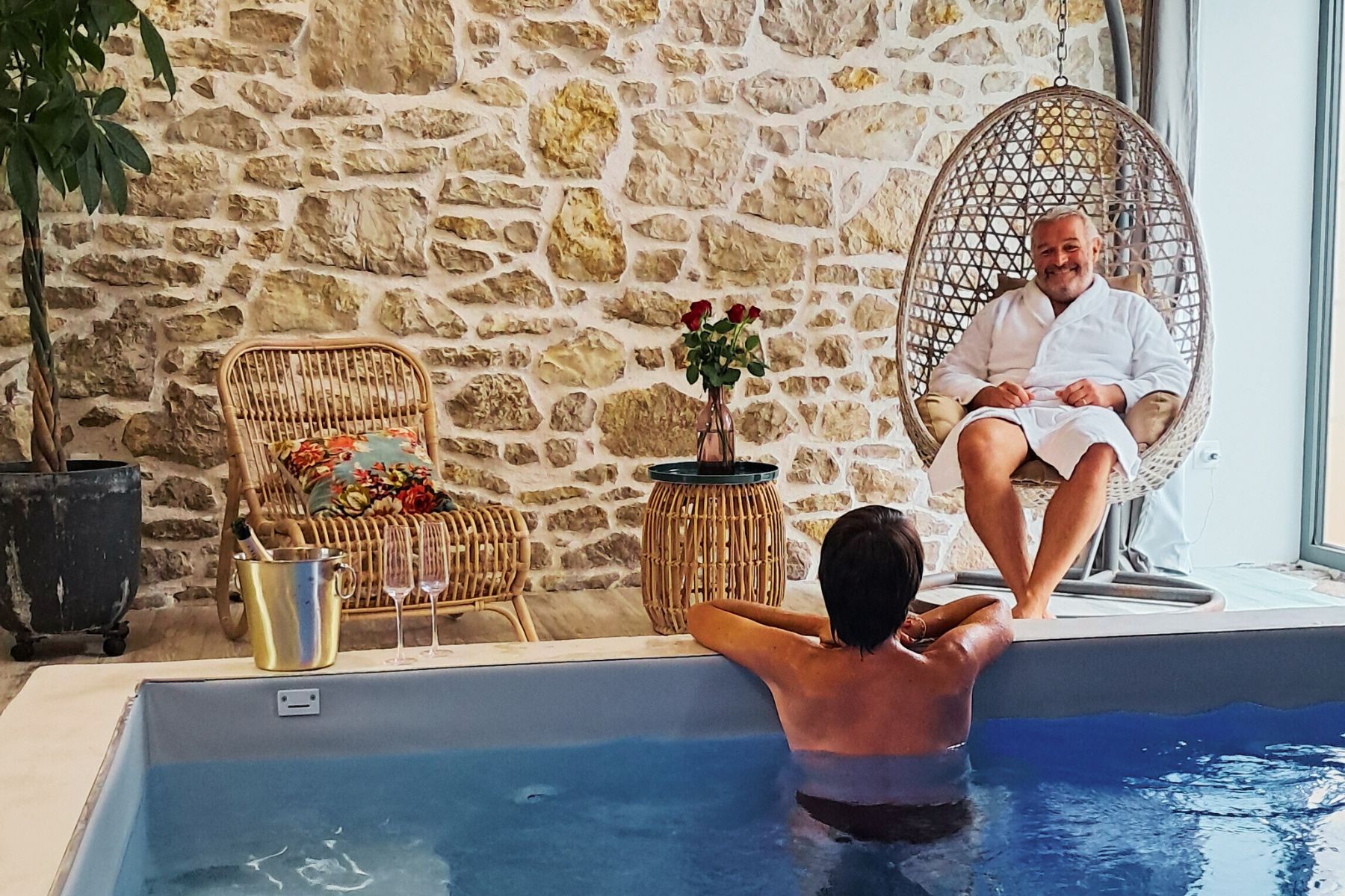 Pourquoi s’offrir une nuit en amoureux avec spa à côté de la maison ?