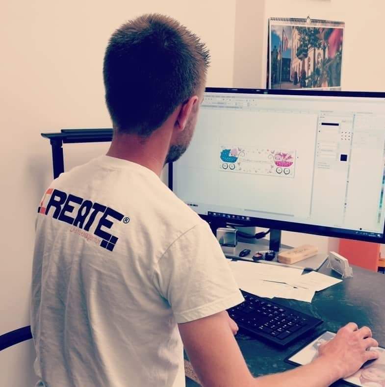 Tobias Glaser bei der Arbeit am PC in seinem Büro.