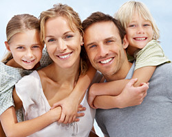 http://red-odontologica.orgfree.com/Familia-sonrisas.jpg