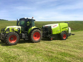 Livraison d'un char FLIEGL 24 t et d'une presse CLAAS UNIVRAP 454 .