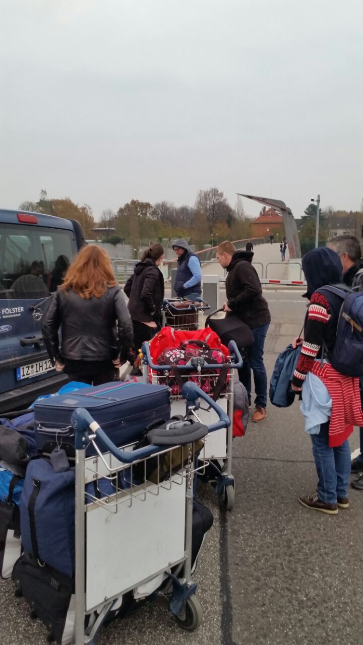 Donnerstagmorgen ging es los. Um kurz nach sieben fuhren wir mit 300 Kg Gepäck zum HH-Airport. 