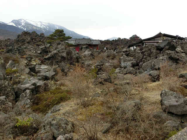 鬼押出し園は何を追い出したのか 車中泊の旅の利点は グッズの活用 工夫 節約方法は