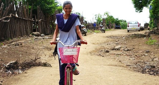 A success of our "GoodSchool Fonds": Girls in the Indian province of Odisha can now - thanks to the donated bicycles - finally go to school again. Families often lack the money for the school bus. On foot, the way would be too far and too dangerous.