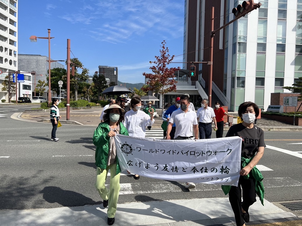 東広島　ベトナム・インドネシアのEPA候補生たちが横断歩道を誘導してくれました