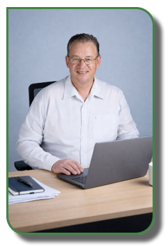 Markus Felix Bischof am Bürotisch