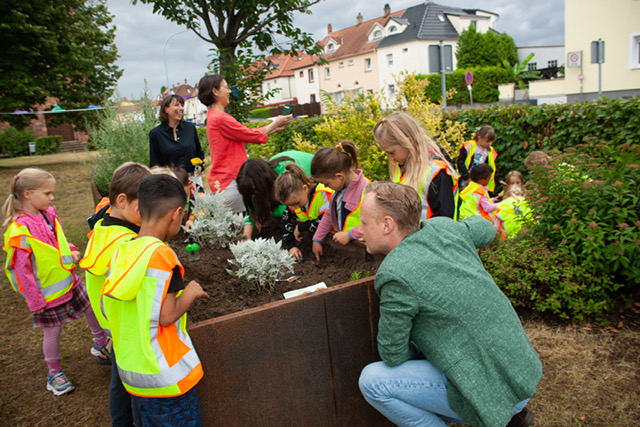 „Tag der kleinen Forscher“ im Alisa-Zentrum – MdB Jan Metzler zu Besuch