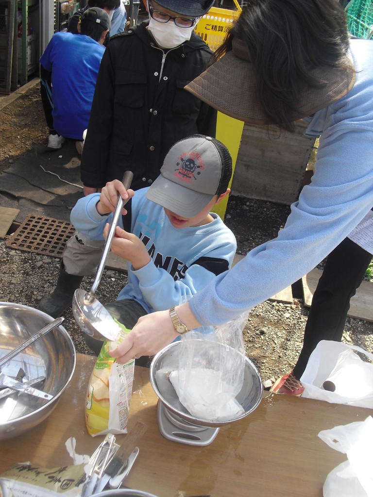 まずはピザ作り。3人グループに分かれて生地を作ります。