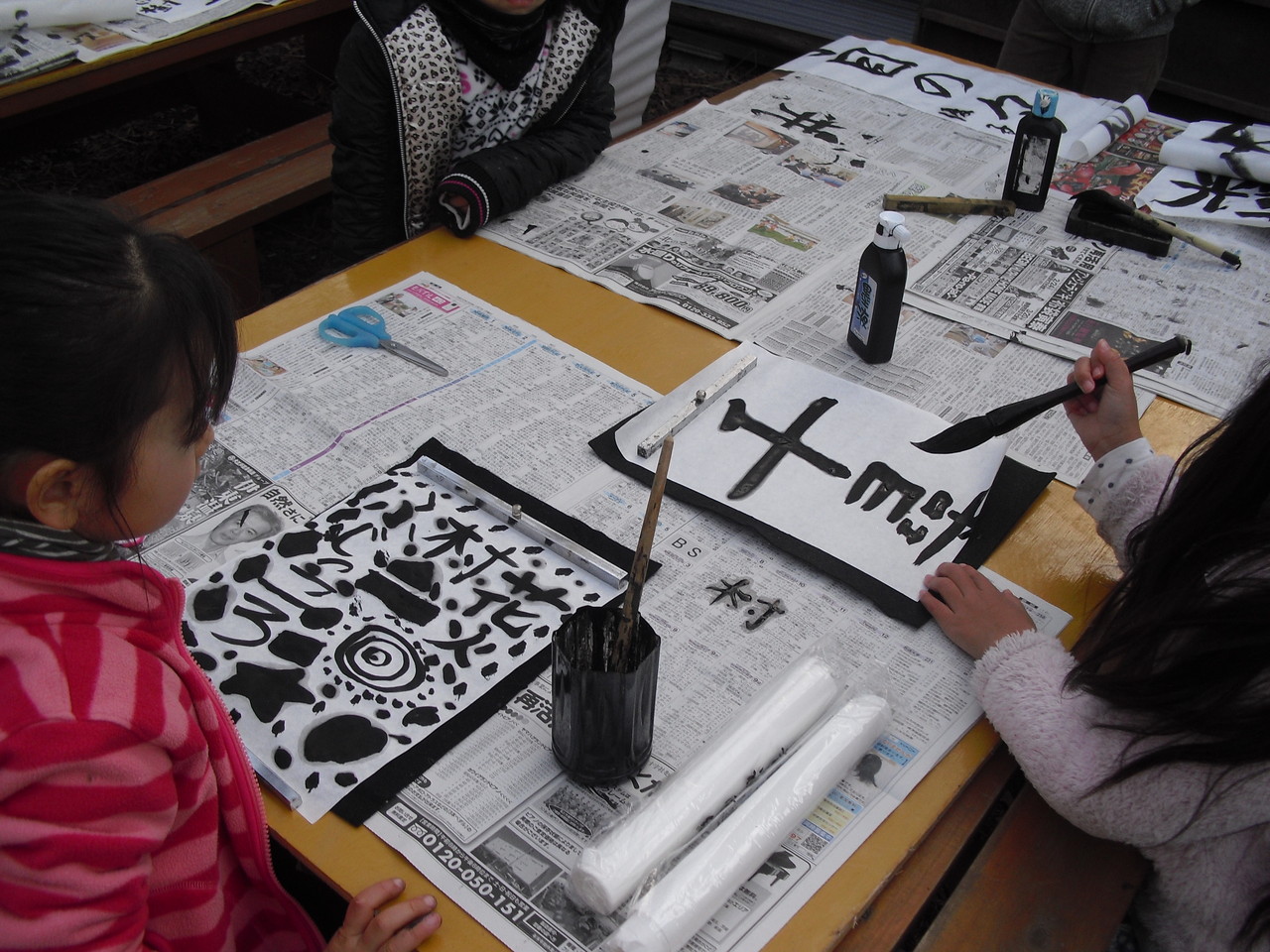 書き初め。初めは「えーもう宿題でやったからやだー」と言っていた子どもたちも、書き始めたらなんだか楽しそう。