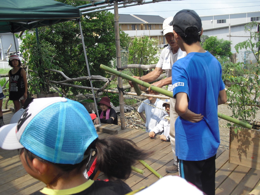 その後は、毎年恒例の竹の水鉄砲作り！