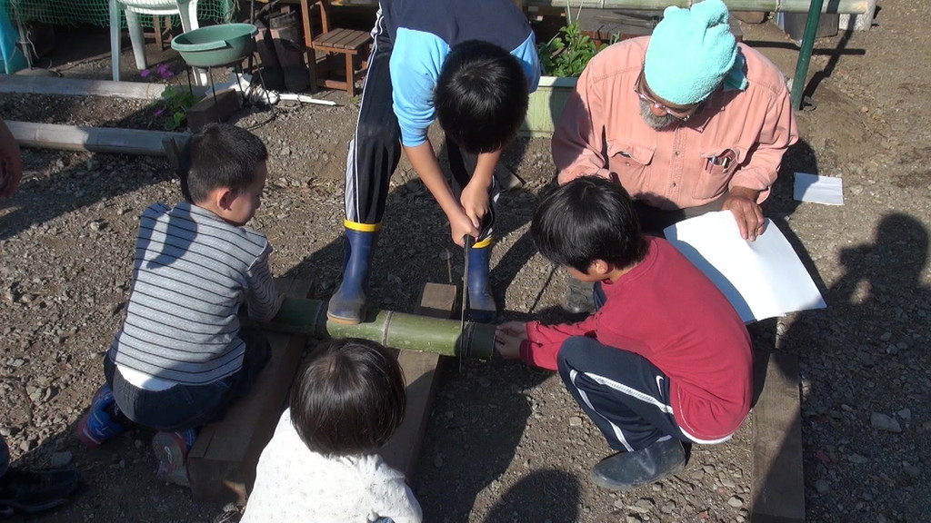 空いている時間で、去年も作った「カンテラ」を作っています。