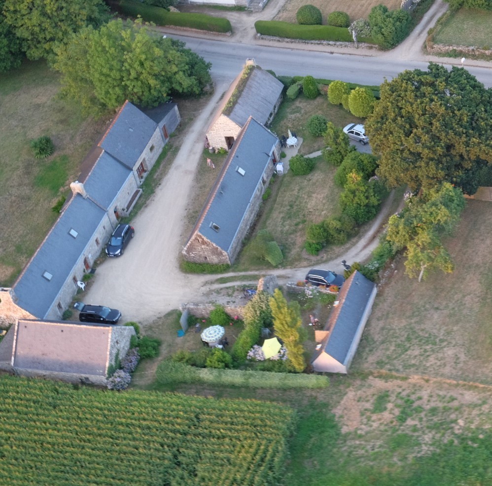 Vue aérienne de notre propriété, village de Lohantec