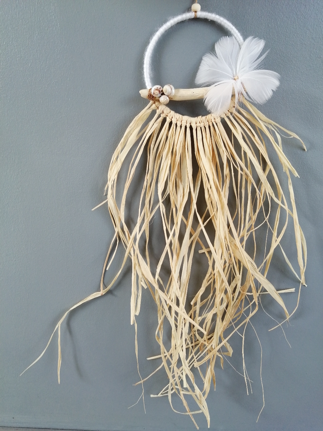 Petite décoration murale inspiration "Bali" avec raphia, bois flotté et fleur en plumes