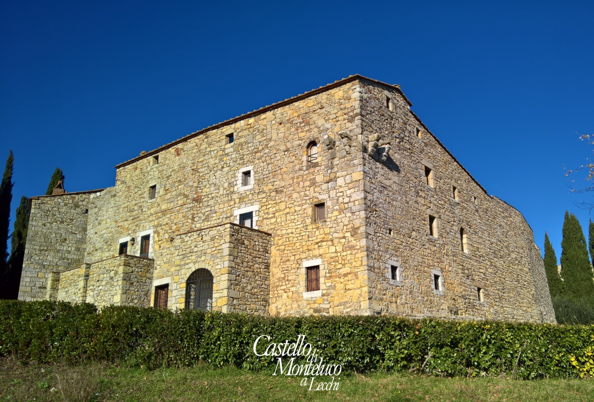 L'angolo del castello verso Siena • The corner of the castle towards Siena