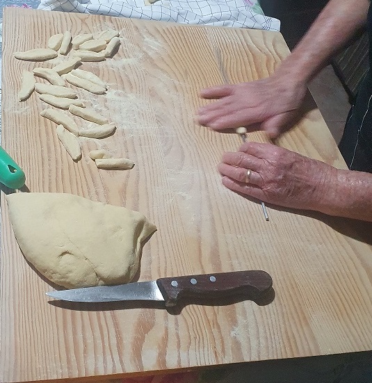 Die Kunst der Herstellung von Maccheroncini al Ferretto in Kalabrien