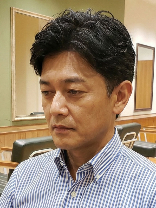 仕事ができる男の。清潔感溢れるアップバングショート◆ビジネスシーンでの信頼感はもちろん、プライベートでも爽やかに決まる万能なメンズスタイルです。