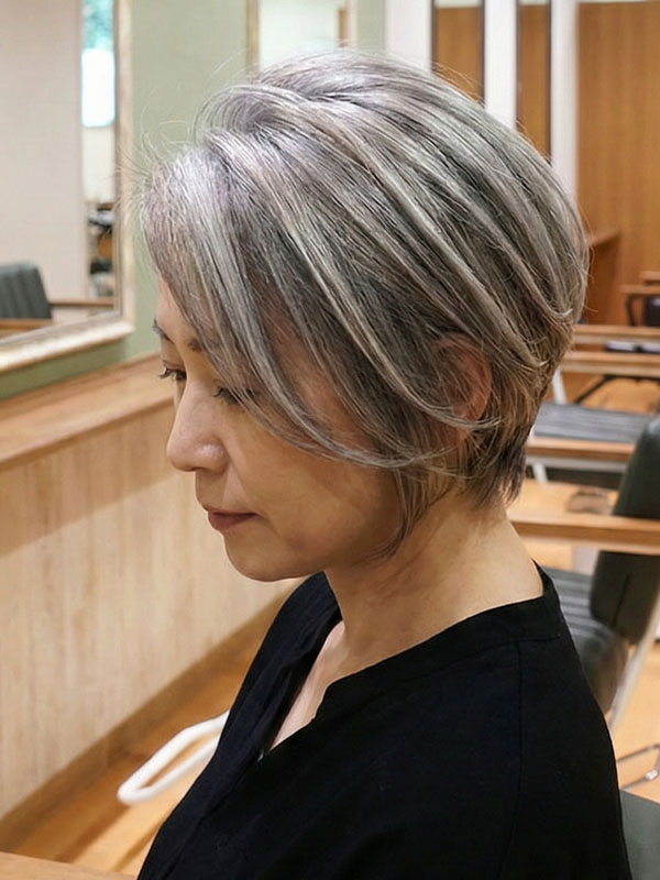 透明感のあるアッシュシルバーと、自毛の白髪を繊細にミックス。