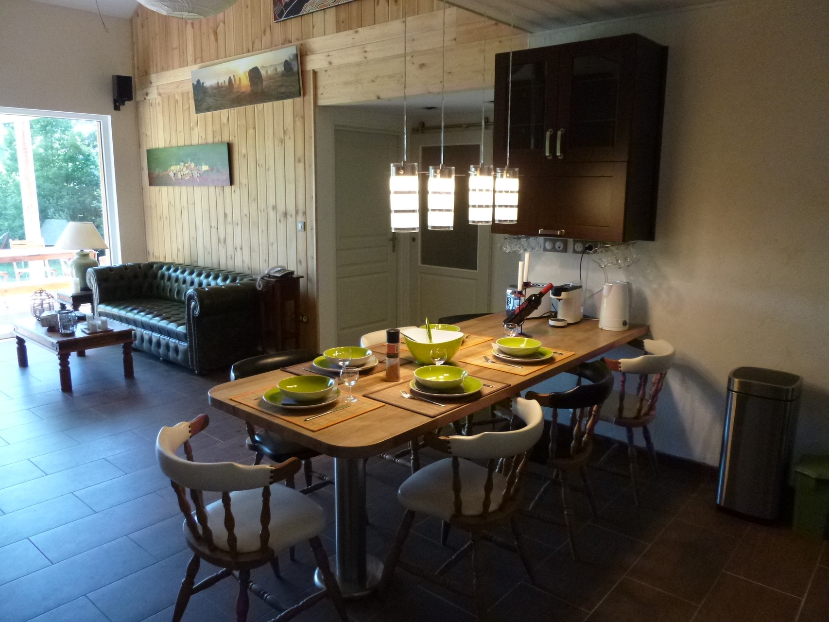 vue d'ensemble pièce à vivre depuis la cuisine