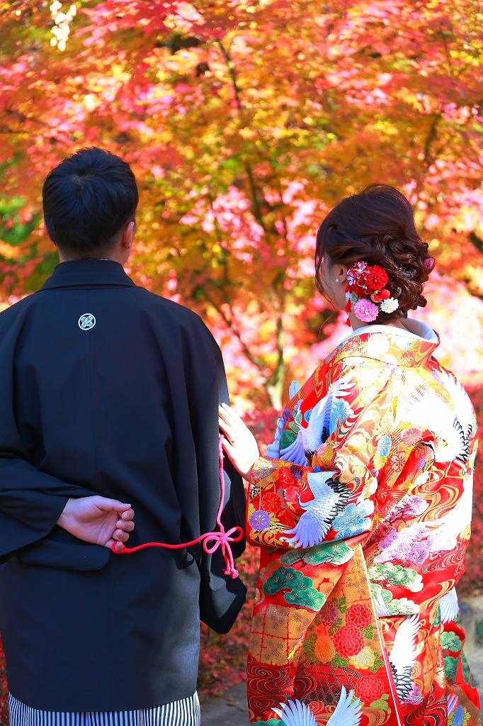 山梨ウェディング紅葉ロケ　紅葉背景に結婚写真　紅葉和装前撮り後撮り　武田神社紅葉　ドラゴンパーク紅葉　信玄堤紅葉