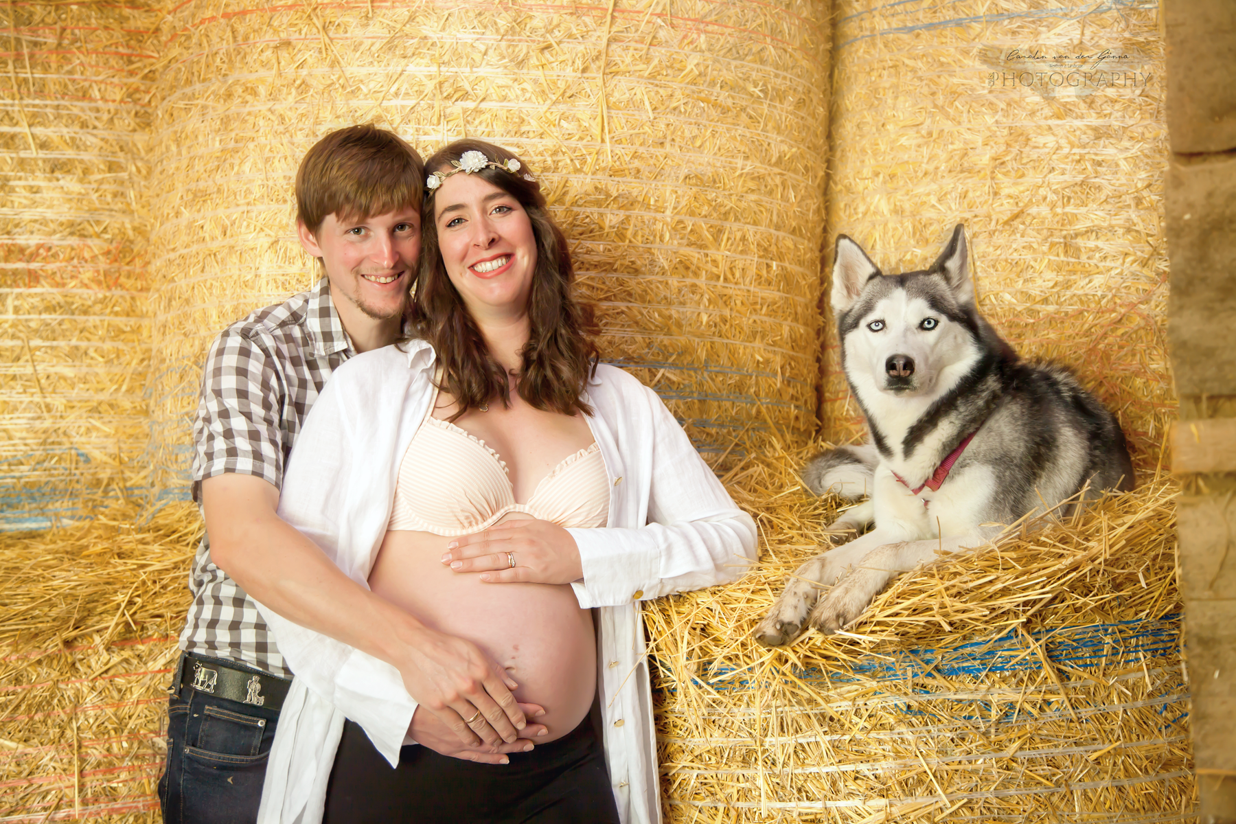 Babybauchfotoshooting auf dem Bauernhof mit Hund, Sissach