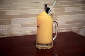 ゴロゴロ生マンゴスムージーハイ 鮮芒果肉氷球沙氷燒酒 $78